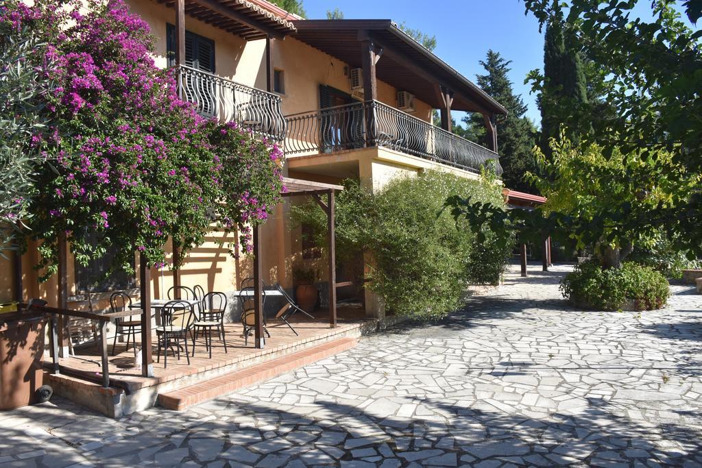 Azienda Agrituristica Biologica Il Querceto Santa Severina Eksteriør billede